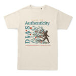 Imagen de la parte frontal de la camiseta "Unleash your Authenticity" de D.I.A.S., con una ilustración que muestra a un hombre caminando hacia adelante y dejando un rastro de flores, frutas, hojas y ramas que simbolizan su autenticidad y determinación.