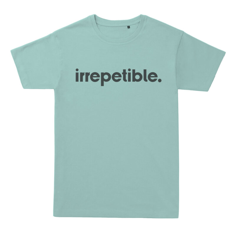 Imagen de la parte frontal de la camiseta "Irrepetible" de D.I.A.S., con la palabra "irrepetible" impresa en un estilo audaz, inspirando determinación y autenticidad.