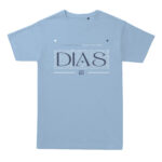 Camiseta con diseño tipográfico que muestra la palabra "DIAS" dentro de un rectángulo, acompañada de la frase "Los días son la medida que usamos para estudiar lo que hacemos con nuestra existencia". Inspiración para una mentalidad determinada y auténtica.